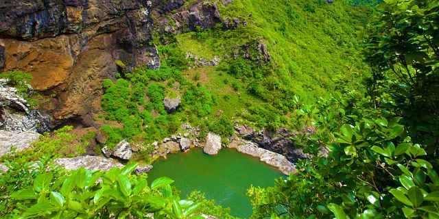 Canyoning cascade tamarind falls nature hiking trip mauritius (18)